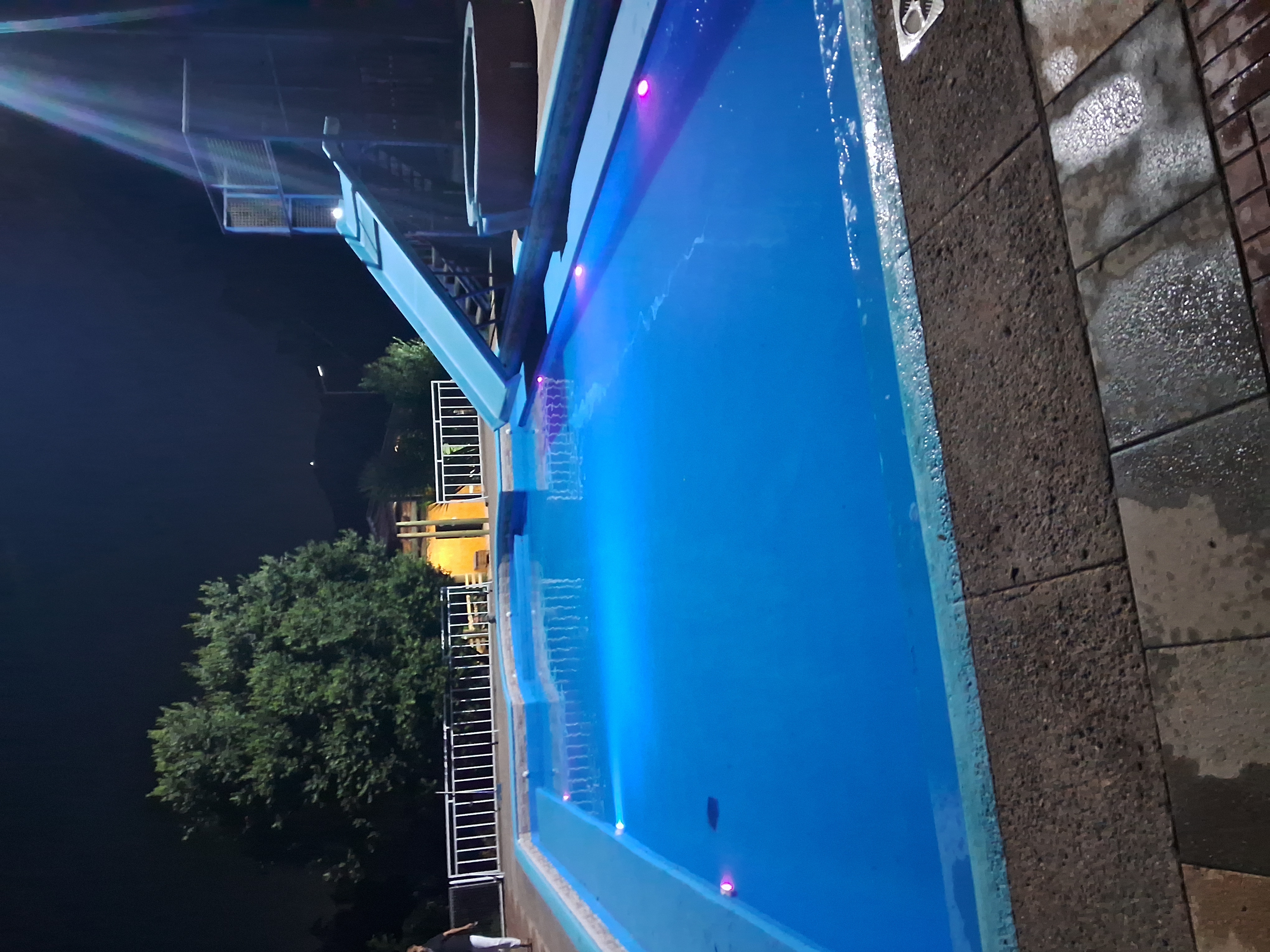 Piscina iluminada de noche